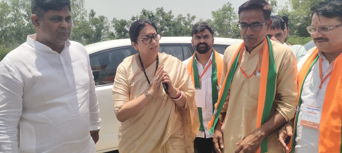 Smriti Irani's Amethi visit: Workers filled with enthusiasm, message to strengthen the organization