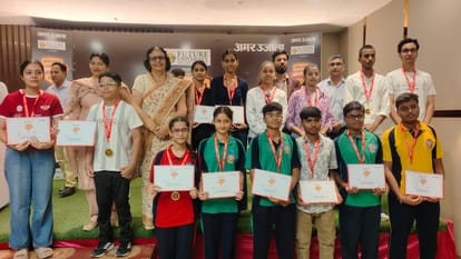 Bhavishya Jyoti Samman Meritorious students were honored by Amar Ujala in Lakhimpur Kheri