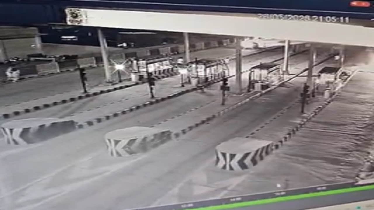 टोल प्लाजा की सीसीटीवी तस्वीर