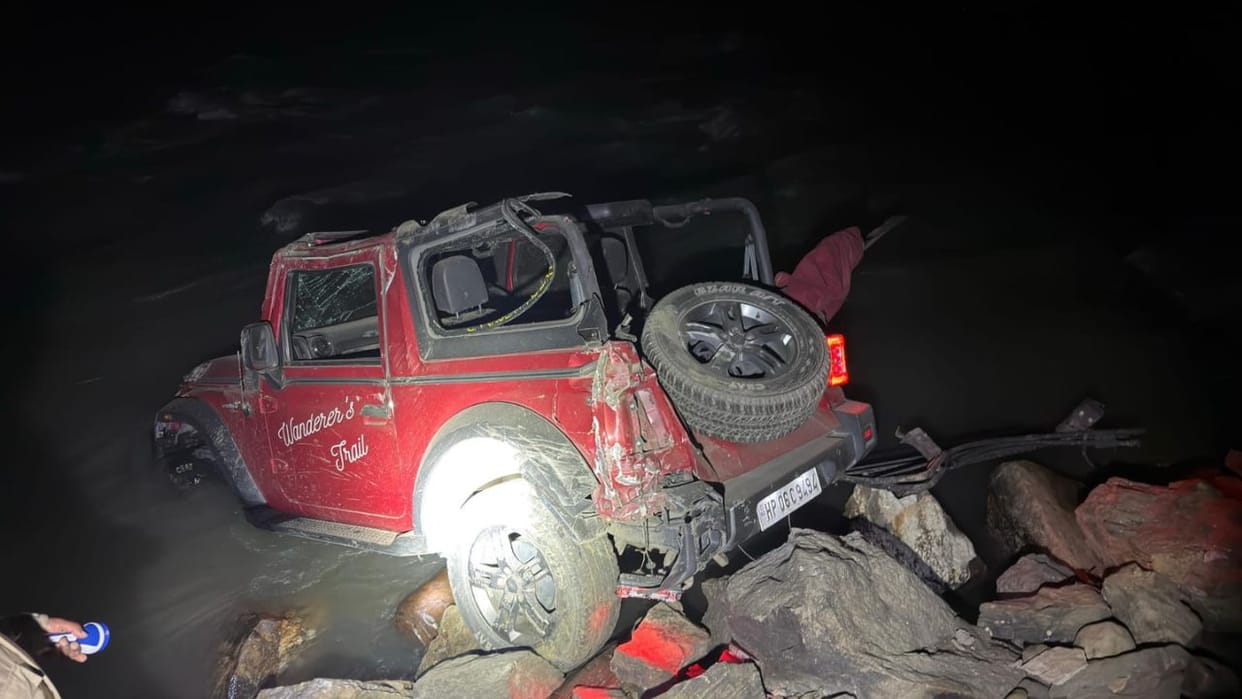 Himachal Car Crashes Near Muling Bridge Vehicle Plunges into Chandra River After Being Struck by Falling Stone