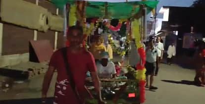 Son Becomes Modern Shravan Kumar Pulls Mother in Hand-Pulled Cart for Braj Chaurasi Kos Parikrama