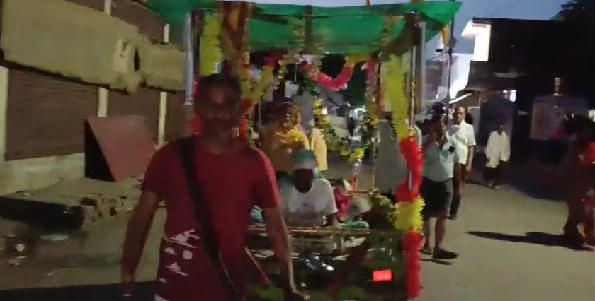 Son Becomes Modern Shravan Kumar Pulls Mother in Hand-Pulled Cart for Braj Chaurasi Kos Parikrama