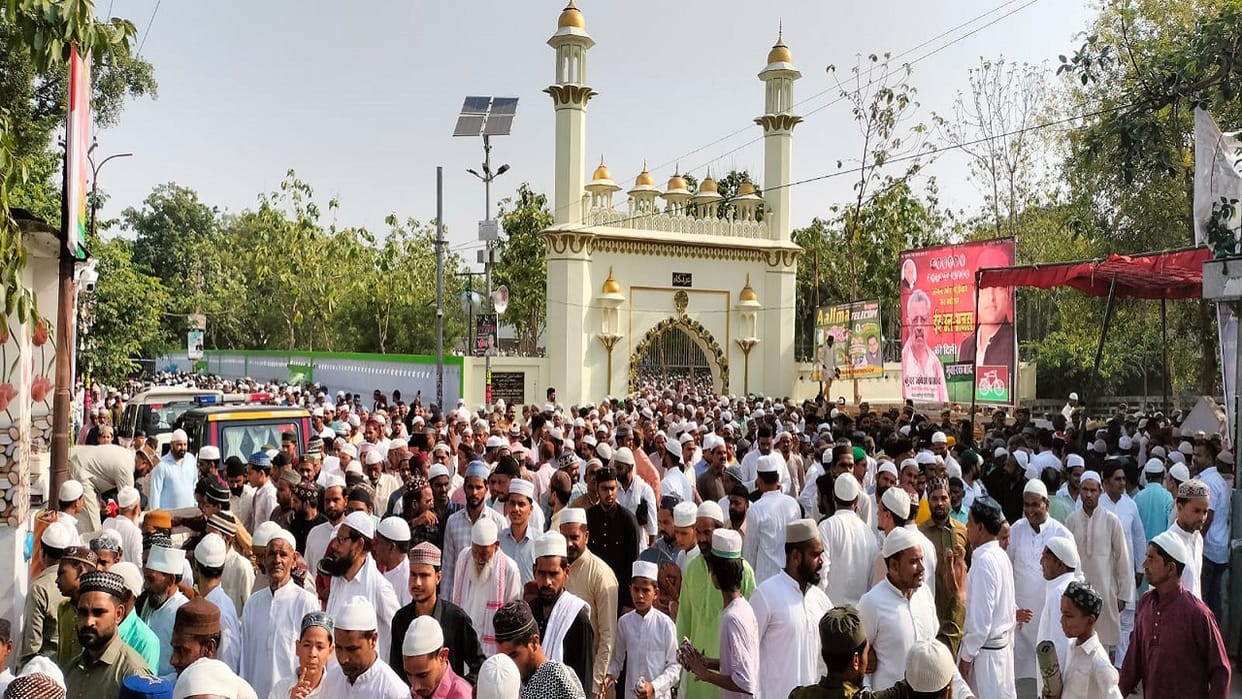Lakhs of people in Shahjahanpur and Pilibhit offered namaz on Eid-ul-Adha 2026