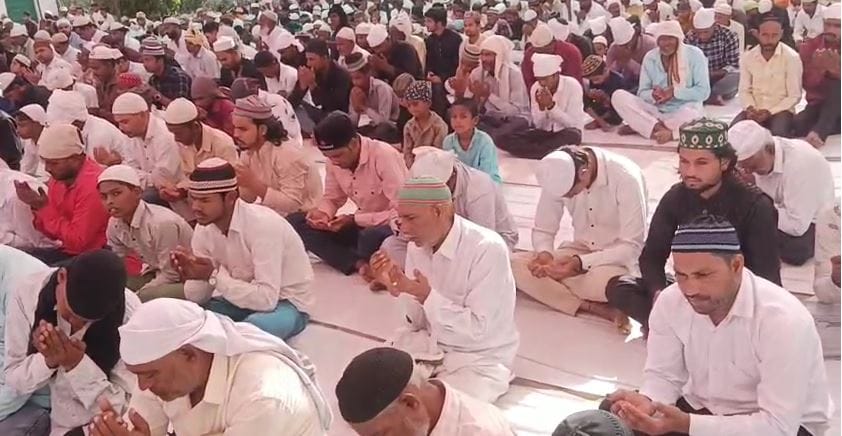 Eid Ul Adha 2026 Muslims Perform Namaj At Shahi Masjid of Taj Mahal