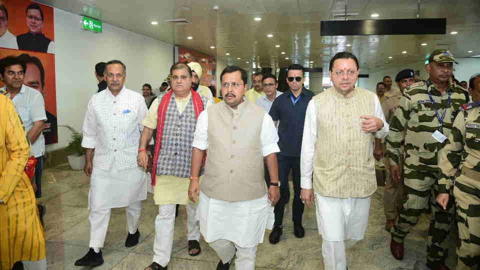 BJP National President Nitin Naveen welcomed at Dehradun airport in traditional manner