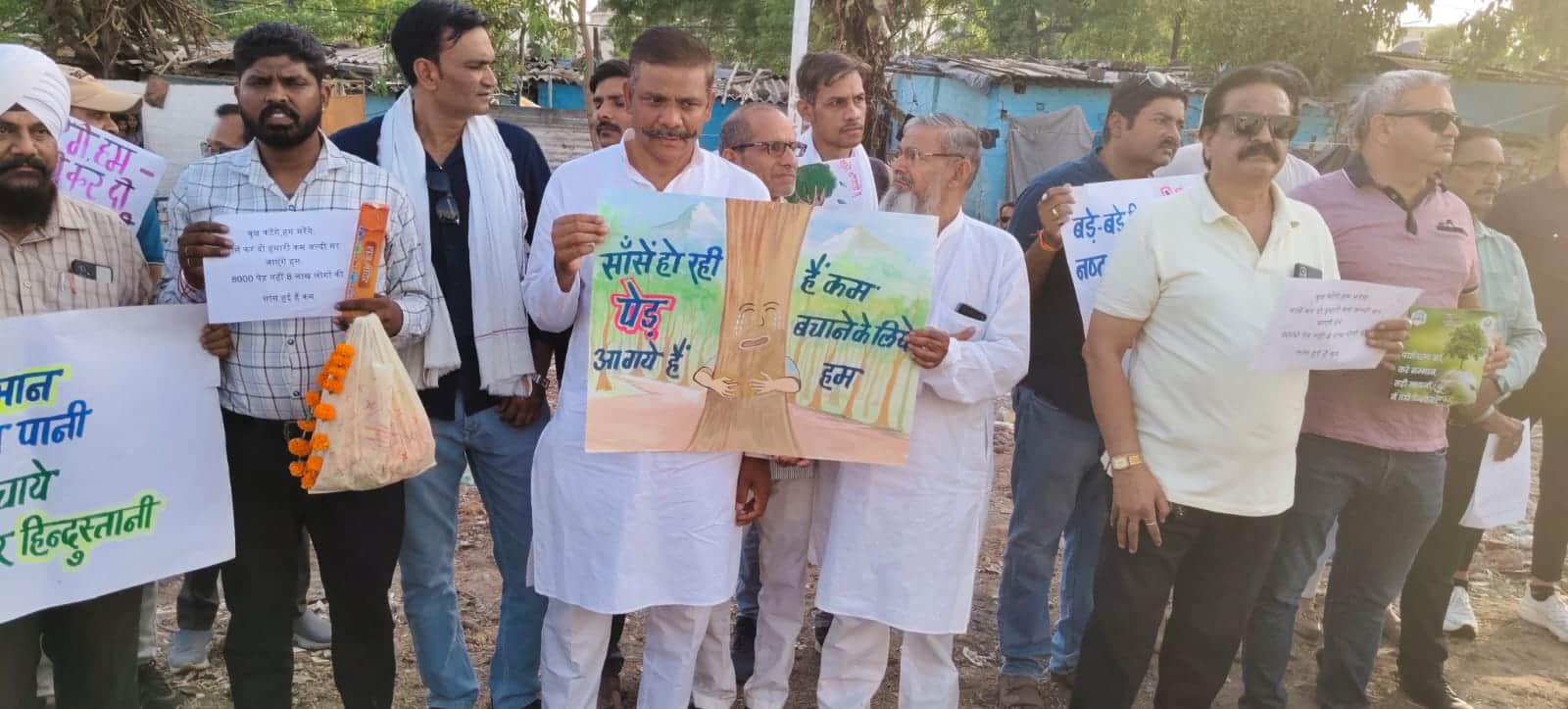 पेड़ों को श्रद्धांजलि दे पहुंचे लोग
