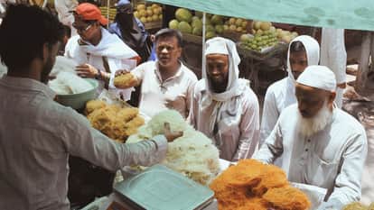 Bakrid Prayers offered 400 mosques Eidgahs in Banaras dumba goat sold about 1 Lakh in varanasi