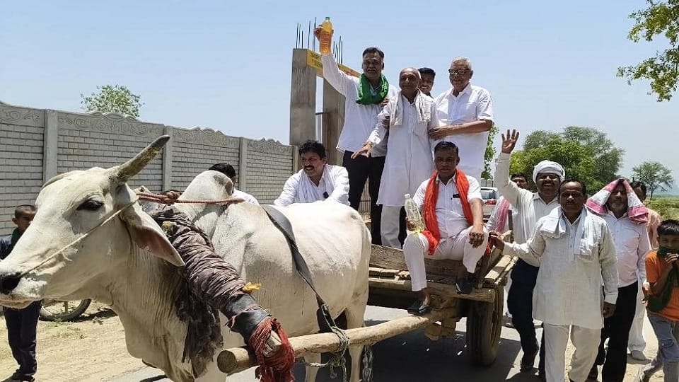 Farmers Protest in Agra Against Rising Inflation and Fuel Prices Submit Memorandum to Administration