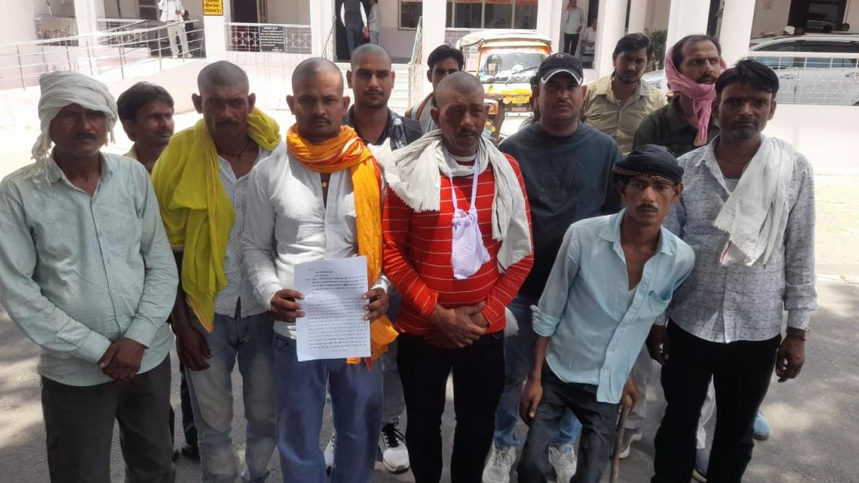 Jhansi: Brother reaches Collectorate with a bundle of bones hanging around his neck