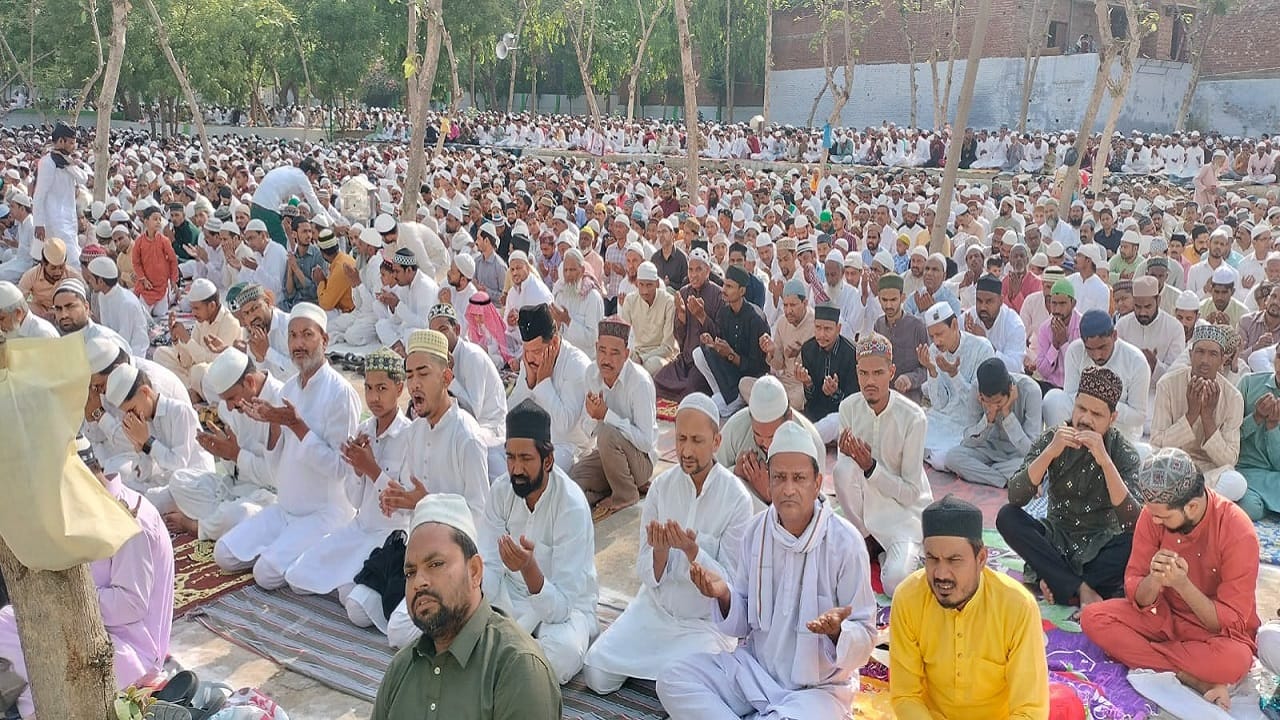 Lakhs of people in Shahjahanpur and Pilibhit offered namaz on Eid-ul-Adha 2026