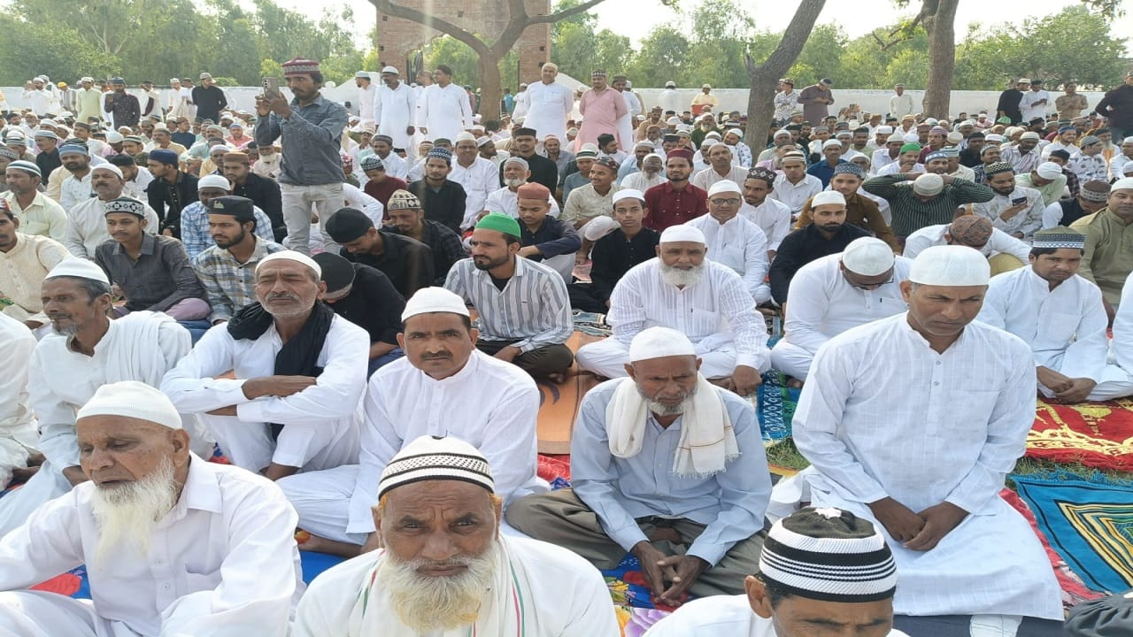 Lakhs of people in Shahjahanpur and Pilibhit offered namaz on Eid-ul-Adha 2026