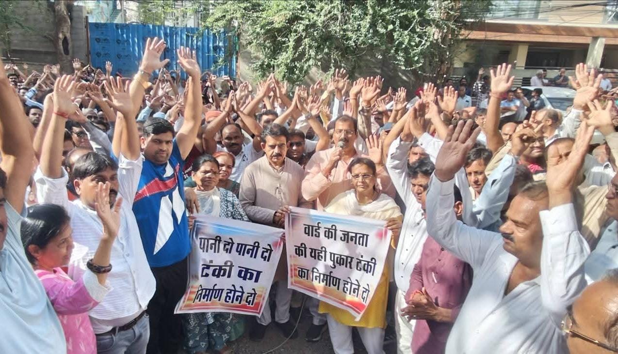 इंदौर में टंकी का काम रुकने पर प्रदर्शन।