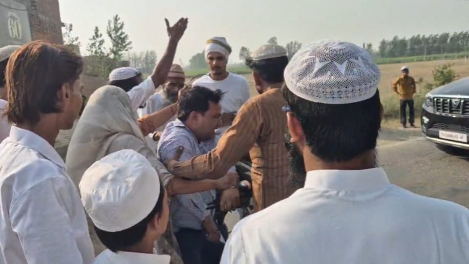 Shamli:  Junior Engineer Brutally Assaulted During Electricity Theft Check in Shamli, Video Goes Viral