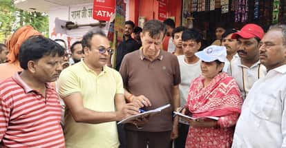 जनगणना कर्मियों से बात करते विधानसभा अध्यक्ष सतीश महाना
