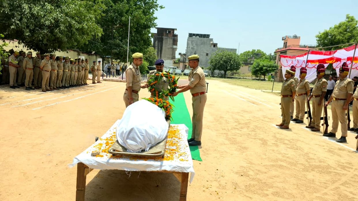 Auraiya SI Dinesh Singh Bhadauria martyred in road accident accorded final salute at the Police Lines