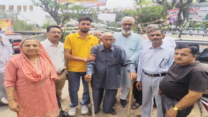 Himachal Panchayat Elections: The state oldest resident 116 year old Khadku Ram visits polling booth to cast h