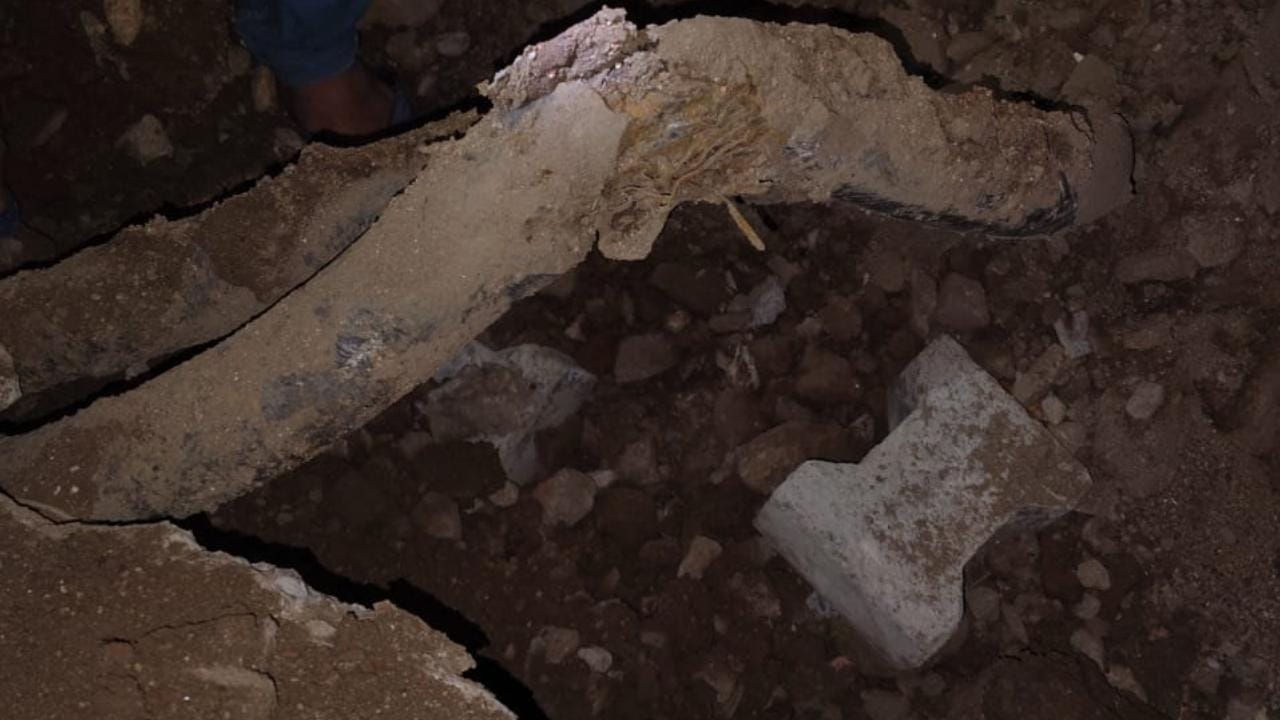 खुदाई से क्षतिग्रस्त हुई बिजली केबिल।
