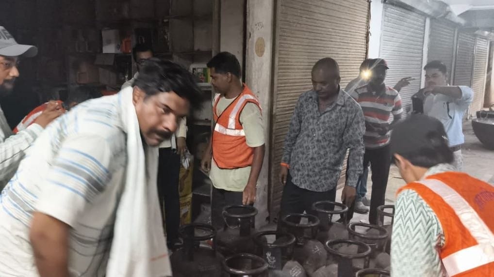 Indore news Food supply department seizes commercial LPG cylinders