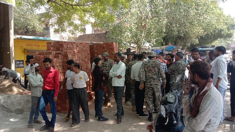Agra Municipal Corporation Fines 10,000 for Illegal Storage of Construction Material on Roadside
