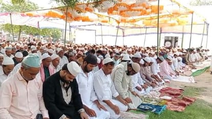 ईदगाह में नमाज अदा करते लोग ।