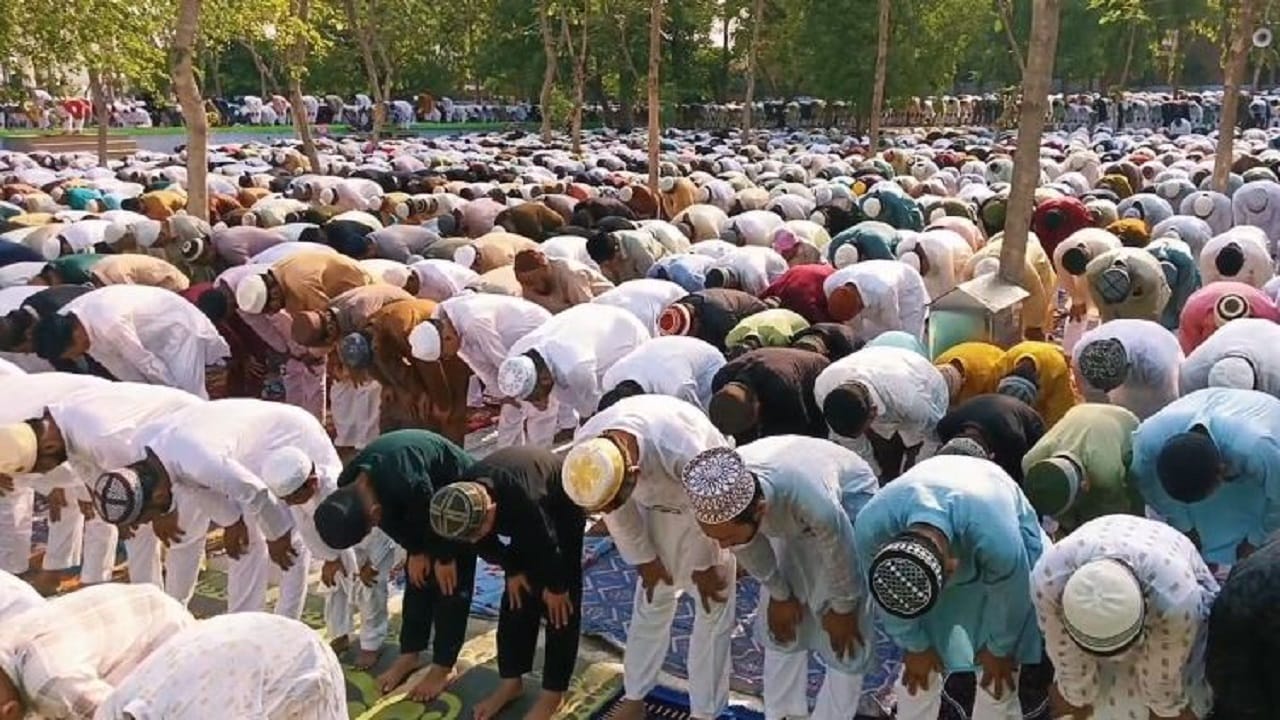 Lakhs of people in Shahjahanpur and Pilibhit offered namaz on Eid-ul-Adha 2026