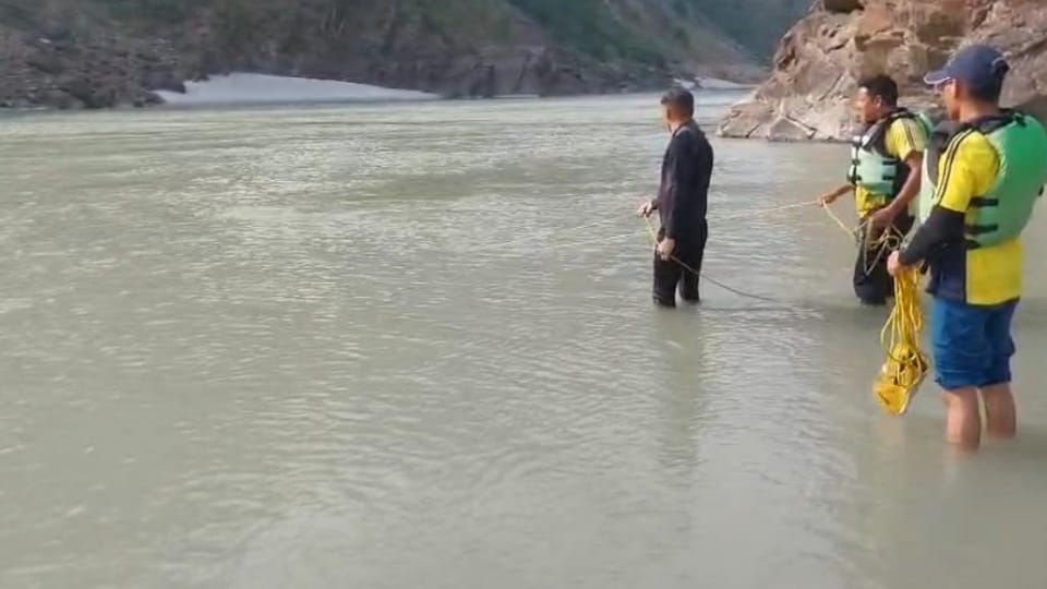 Rishikesh News Two people from Meerut drown in the River Ganga at Singtali Search Operation Continues