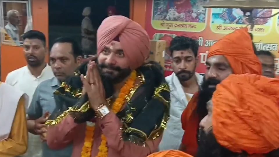 Navjot Singh Sidhu arrives in Haridwar Prayers at Siddhpeeth Maya Devi and Bhairav temples secretly