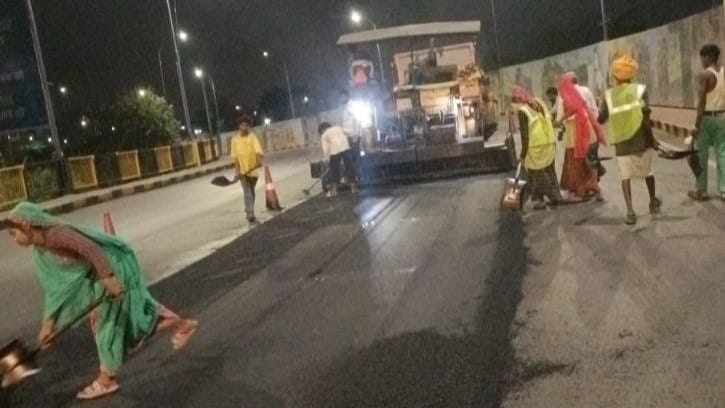 पैचवर्क का काम युद्धस्तर पर चल रहा है।
