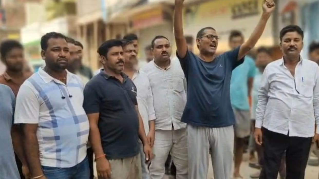 Markets closed in Gaya after jewellers robbed of jewellery worth Rs 40 lakh traders launched protest