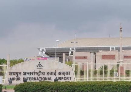 जयपुर में उतरा सिद्धारमैया का विमान