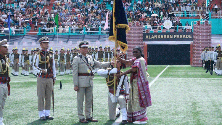 Sikkim: राष्ट्रपति मुर्मू ने सिक्किम पुलिस को दिया ‘राष्ट्रपति पुलिस ध्वज’ सम्मान, क्यों खास है पुरस्कार?