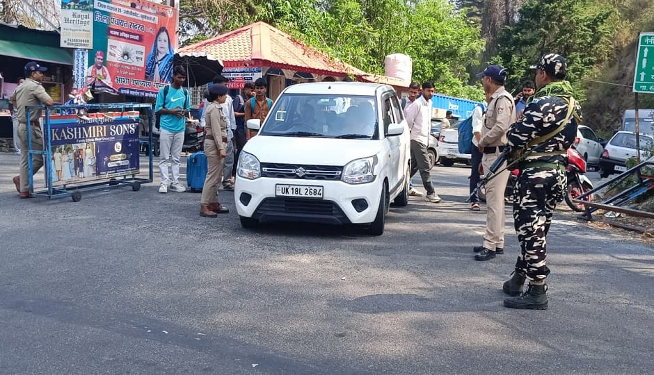 eid weekend rush police bans outside bikes in nainital and kainchi dham to control traffic