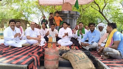 Farmers Protest in Agra Against Rising Inflation and Fuel Prices Submit Memorandum to Administration