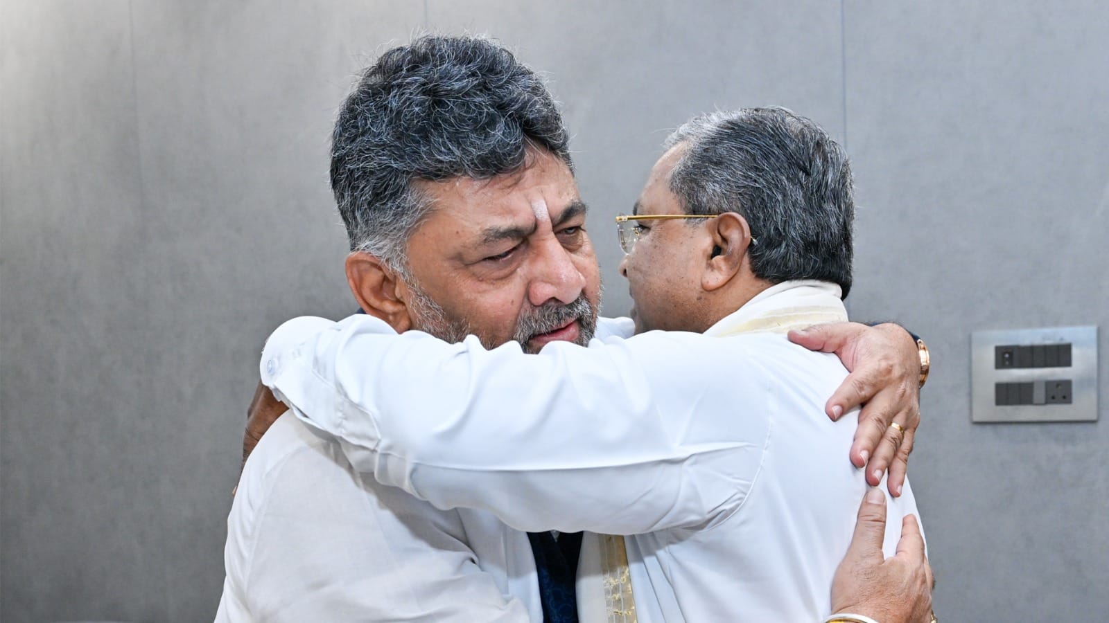 DK Shivakumar bows at CM Siddaramaiah's feet, emotional moments before leadership change