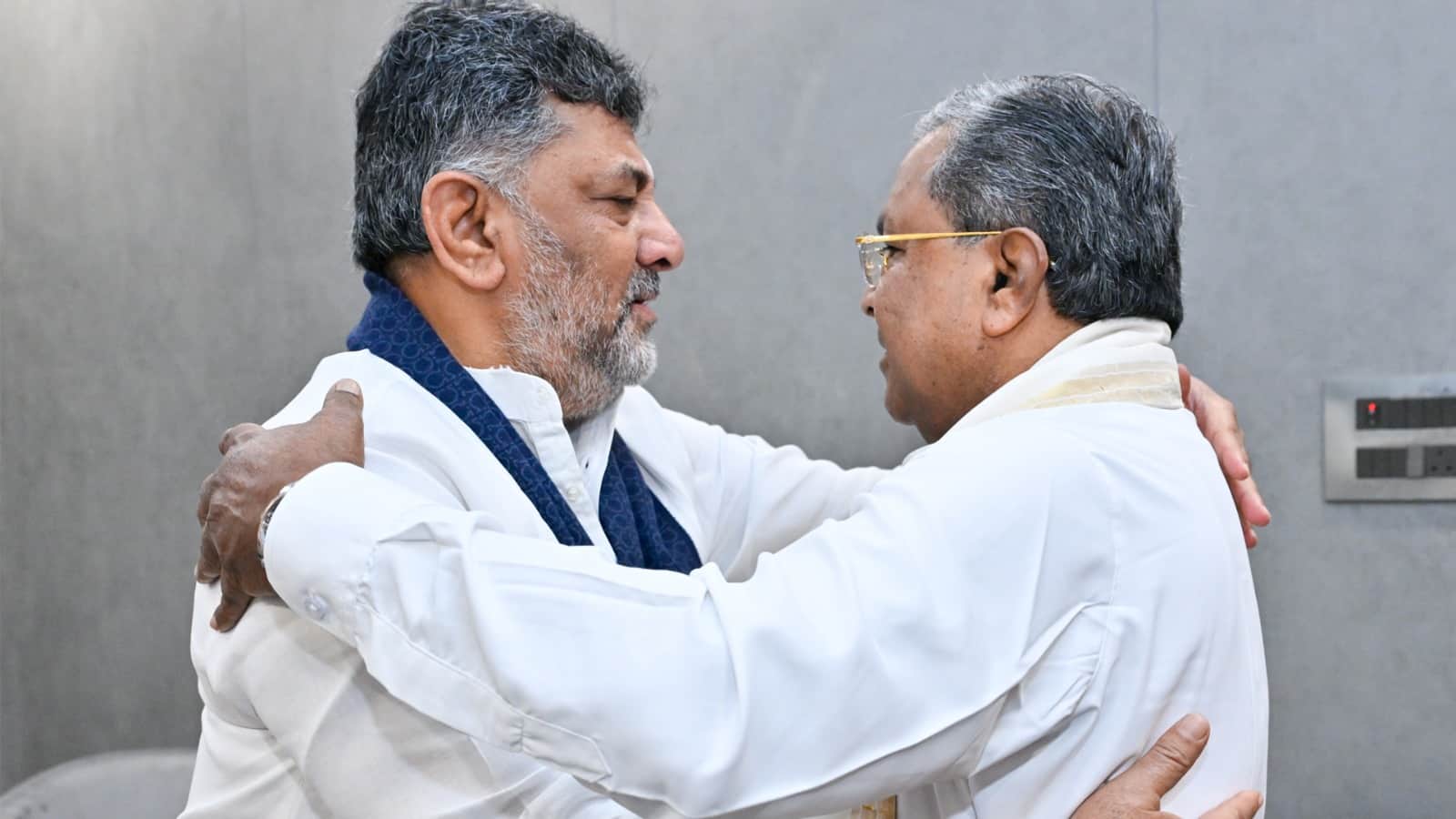DK Shivakumar bows at CM Siddaramaiah's feet, emotional moments before leadership change
