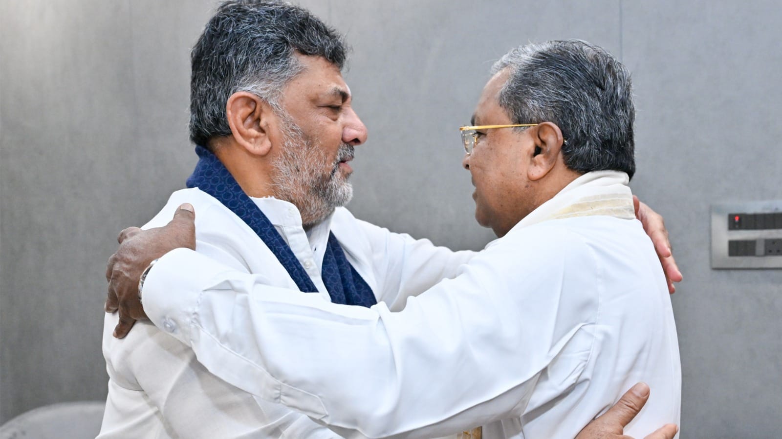 DK Shivakumar bows at CM Siddaramaiah's feet, emotional moments before leadership change