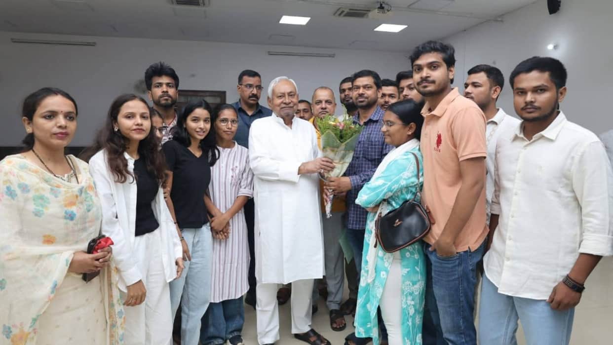 Student leader met Nitish Kumar Dilip kumar demanded advertisements Teacher TRE-4 Bihar Teacher Bihar News