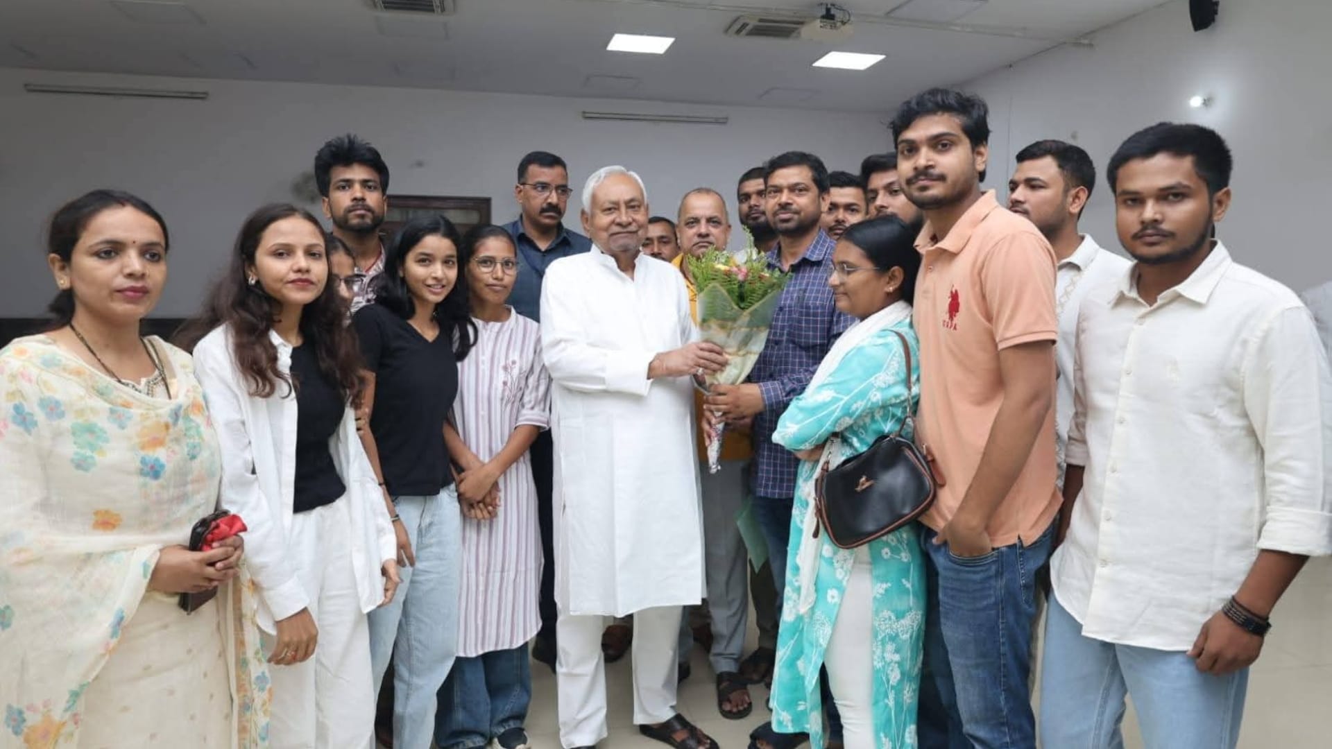 पूर्व मुख्यमंत्री नीतीश कुमार के साथ मुलाक़ात करते TRE-4 के अभ्यर्थी और दिलीप कुमार