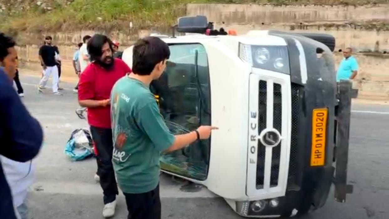 Himachal News Traveler Overturns Near Panarsa on Mandi-Manali Highway About 5 Injured