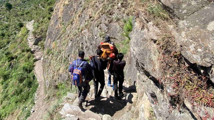Uttarkashi: अनदेखी: 11 किलोमीटर का पैदल सफर और डंडी-कंडी पर टिकीं सांसें, दर्द से कराहती रही बीमार महिला