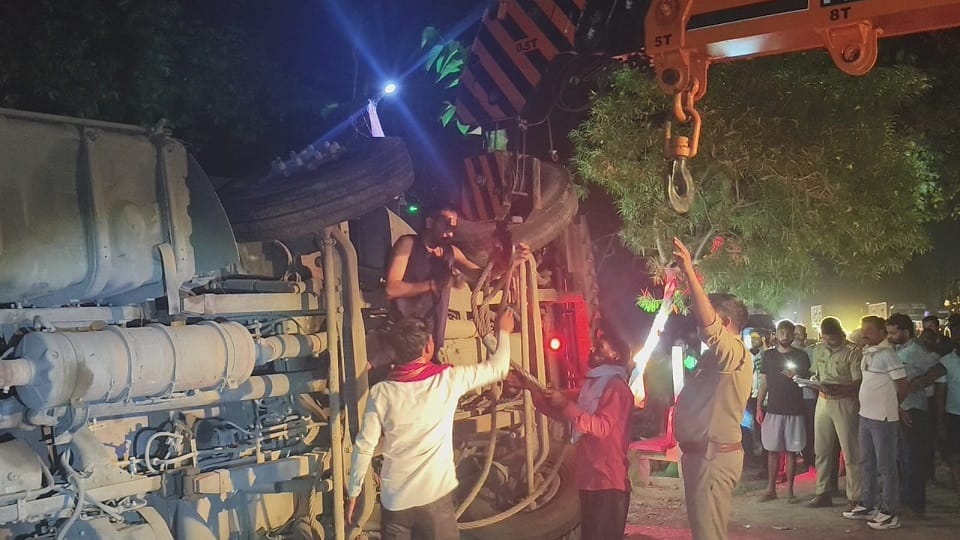 Amethi: An uncontrolled truck carrying onions overturned on two bikes, killing three youths