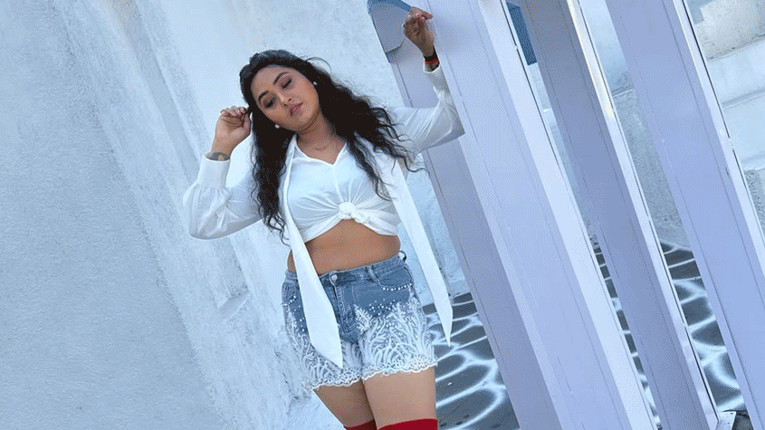 akshara singh amrapali dubey bhojpuri highest paid actress lavish life bollywood debut akshay kumar welcome 3