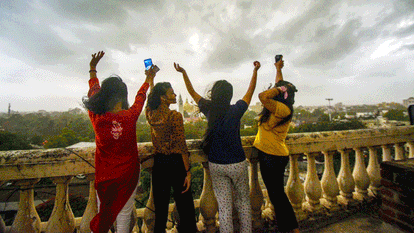 Weather Takes Turn Storm Rain Alert Issued Heavy rains Region from Bihar MP Bengal While Clouds Several States