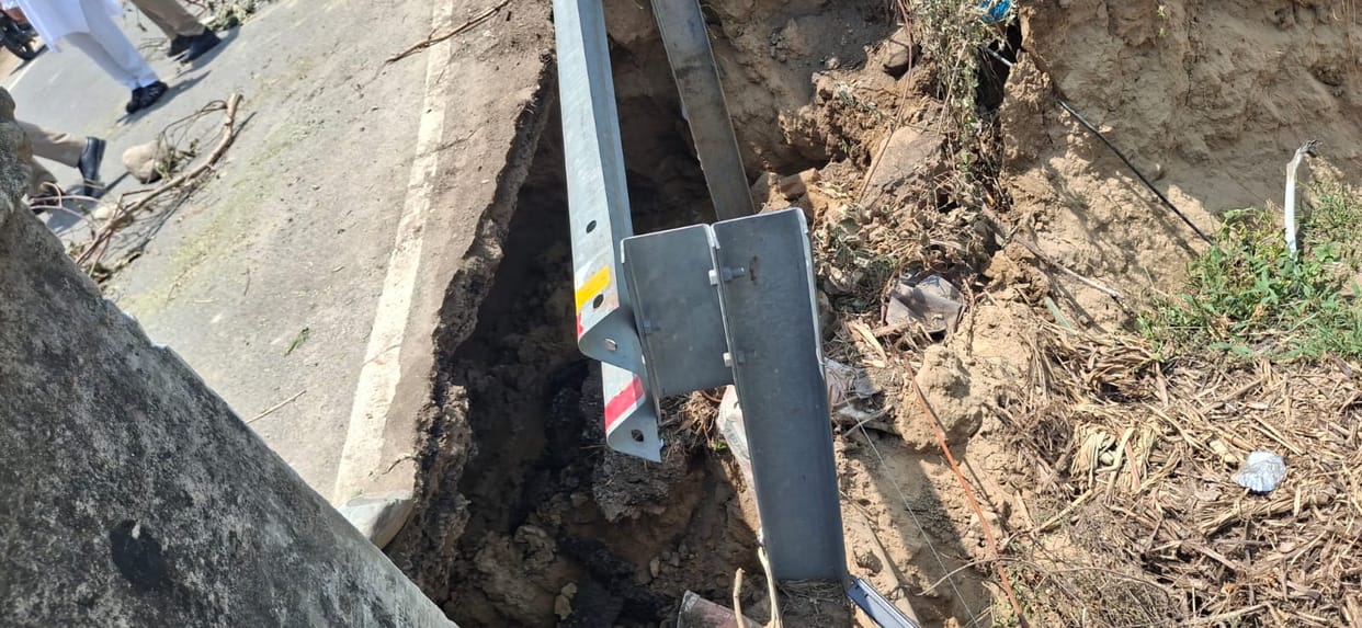 UP:Bridge Approach Collapses in Bijnor, Traffic Halted, More Than 25 Villages Cut Off