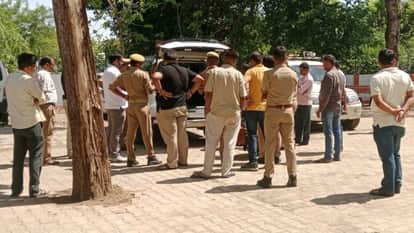 फॉर्च्यूनर गाड़ी के पास माैजूद पुलिस और भीड़।
