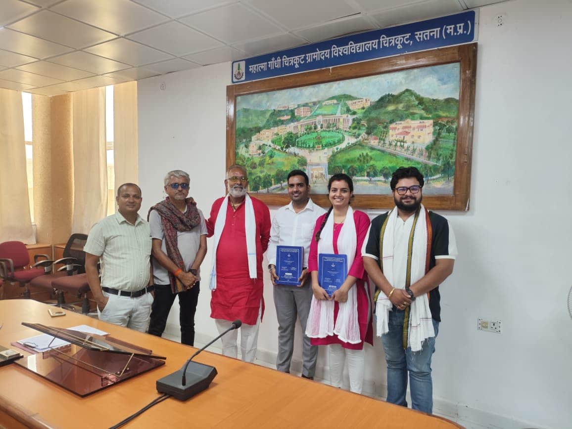 ग्रामोदय विश्वविद्यालय में एक समूह चित्र में शिक्षकों व परिजनों के साथ सुचिता जैन।