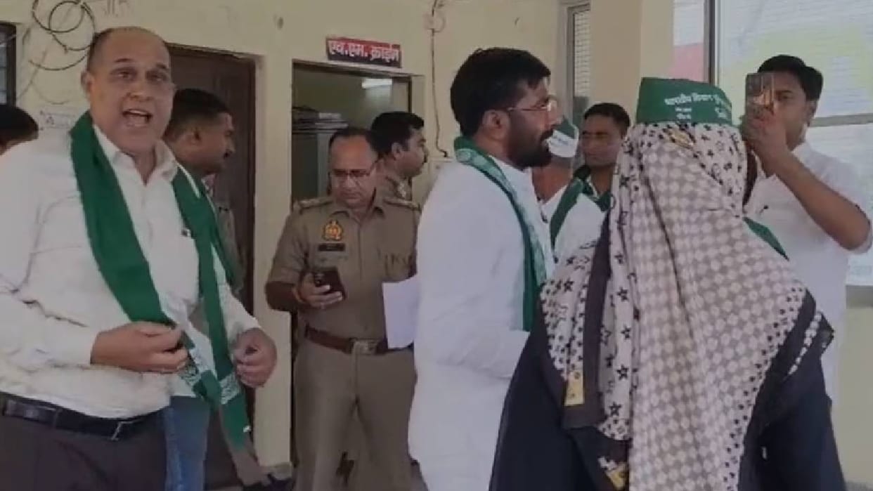 UP: 'My father-in-law raped me'—Female Sub-Inspector creates a scene outside police station; demands justice.