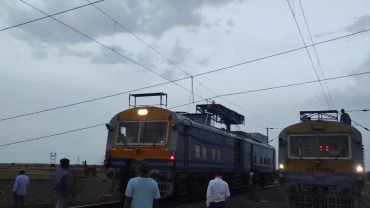 Jhansi: Jhansi-Kanpur rail route halted for 10 hours due to storm and rain, 11 trains affected.