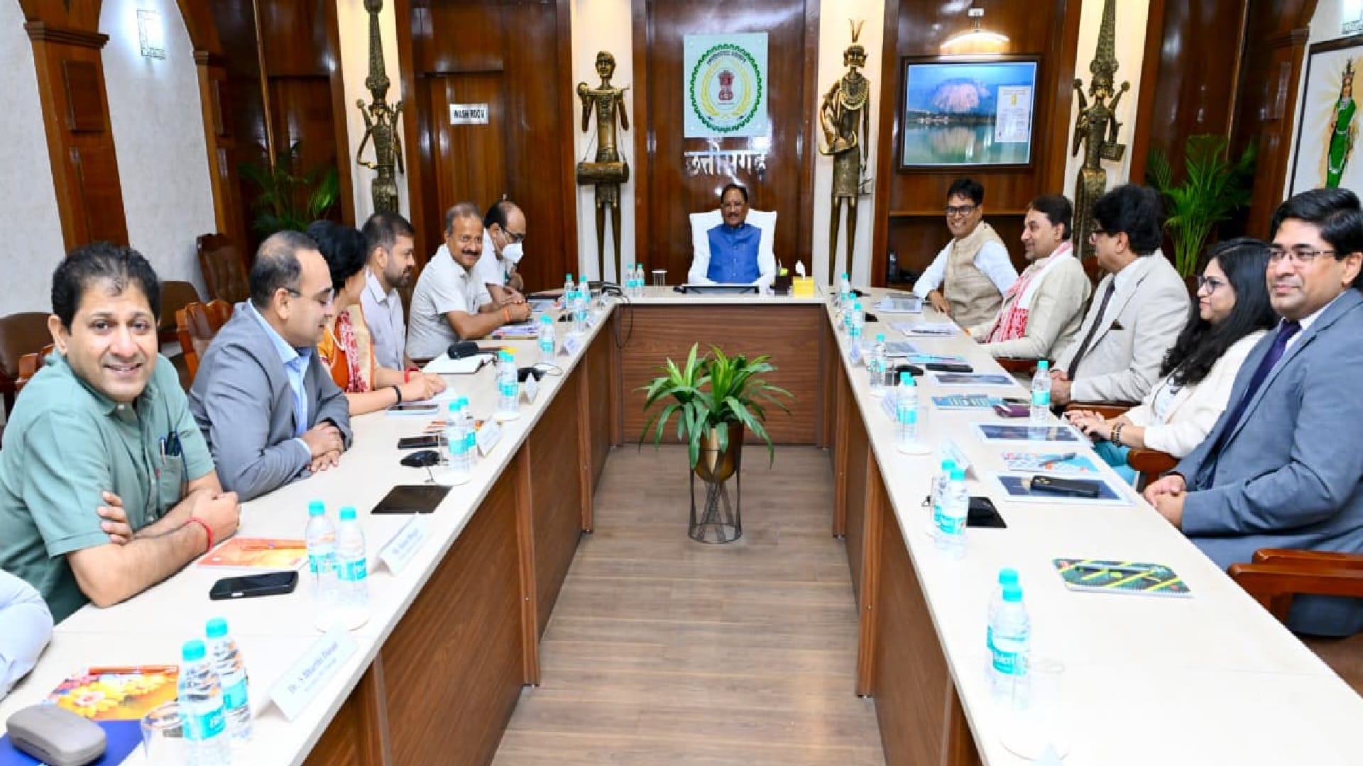 मुख्यमंत्री निवास कार्यालय में पर्यटन और हॉस्पिटैलिटी सेक्टर में निवेश को लेकर उच्चस्तरीय बैठक