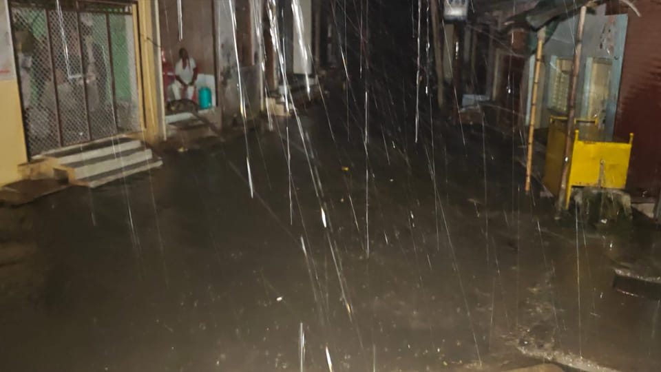 Jalaun: Weather Shifts Due to Strong Winds and Light Rain; Power Outages Reported in Several Villages